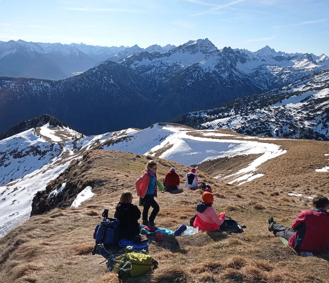 Die Familiengruppe unterwegs zum Altwürttemberger Haus | © DAV Biberach