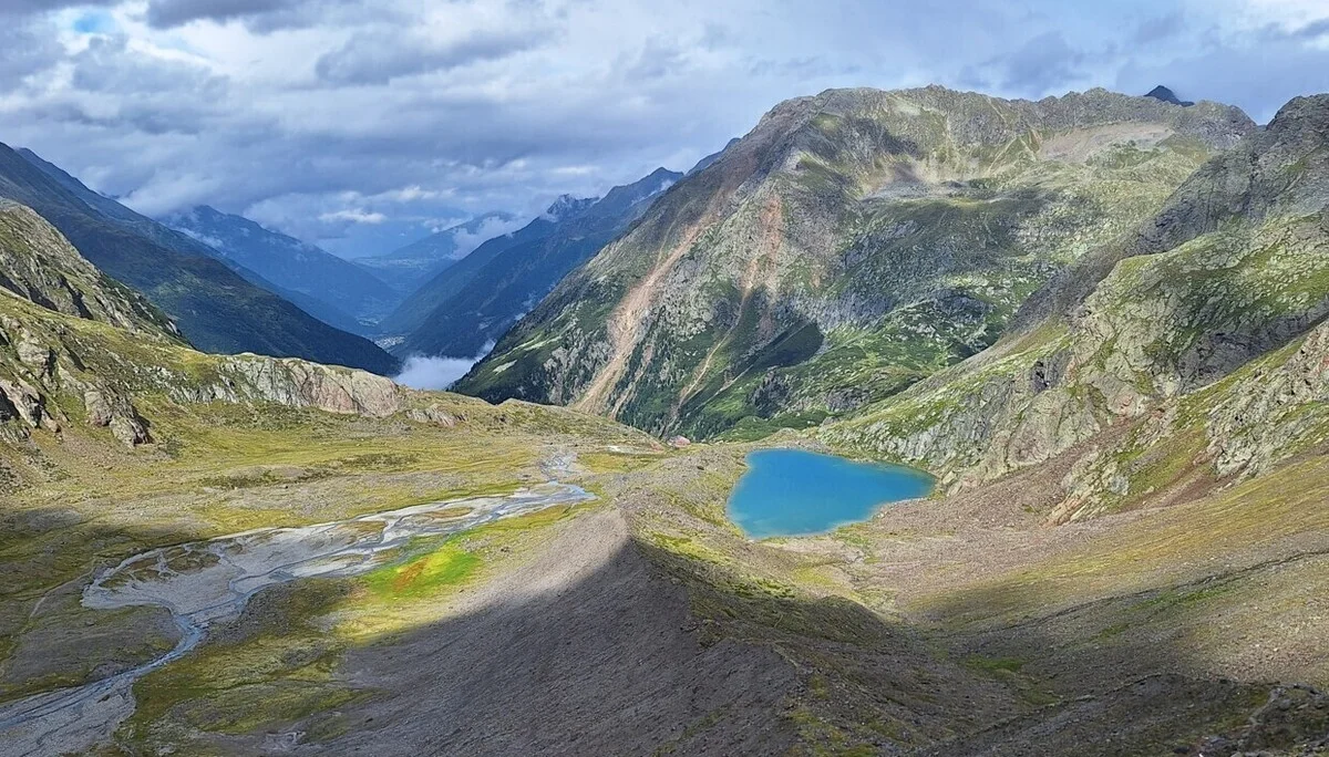 Blick vom Lübecker Weg über die Blaue Lacke zur Hütte und ins Stubaital | © DAV Biberach