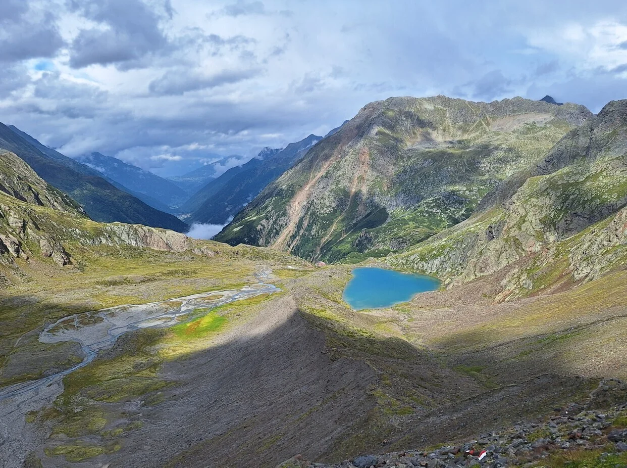 Blick vom Lübecker Weg über die Blaue Lacke zur Hütte und ins Stubaital | © DAV Biberach