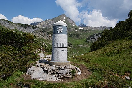 460px-grenzstein-haldenwanger-eck-blick-nach-deutschland-panoramio-2