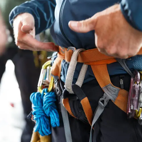 Ein Mann hat einen Klettergurt mit Karabinern um | © DAV/Marco Kost