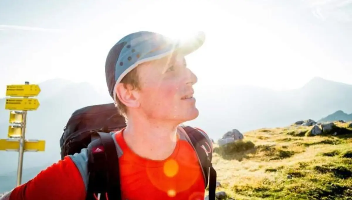Ein Mann bei strahlendem Sonnenschein auf dem Watzmann-Gipfel | © DAV / Jens Klatt