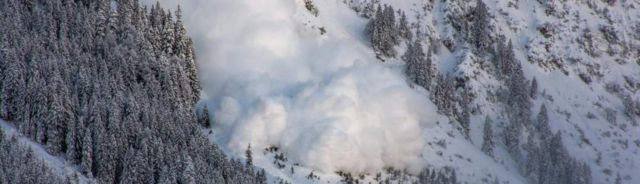 Im steilen Gelände ist die Lawinengefahr erheblich. | © Adobe Stock / Denis Radermeker